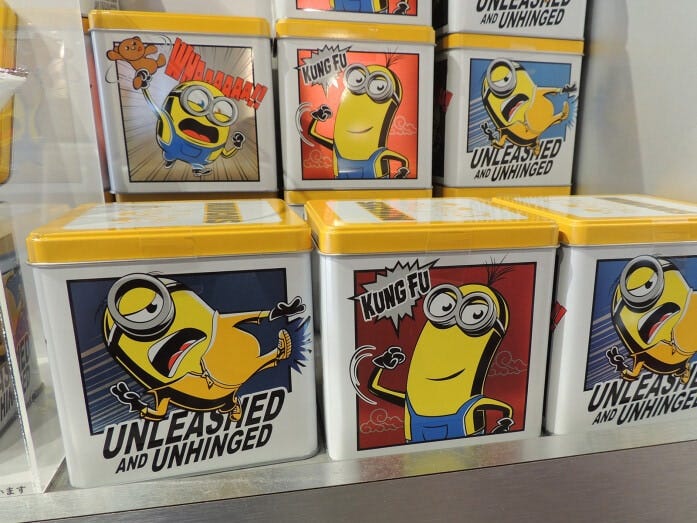 映画『ミニオンズ フィーバー』のミニオンたちをコミック風にデザインした缶が可愛いアソートスナック1400円。中にはクッキーやスナックが入っています