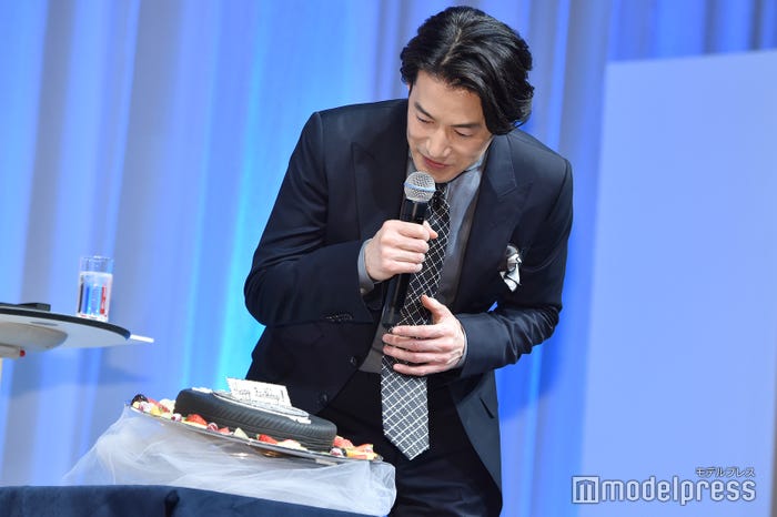 サプライズのケーキに喜ぶ竹野内豊 (C)モデルプレス