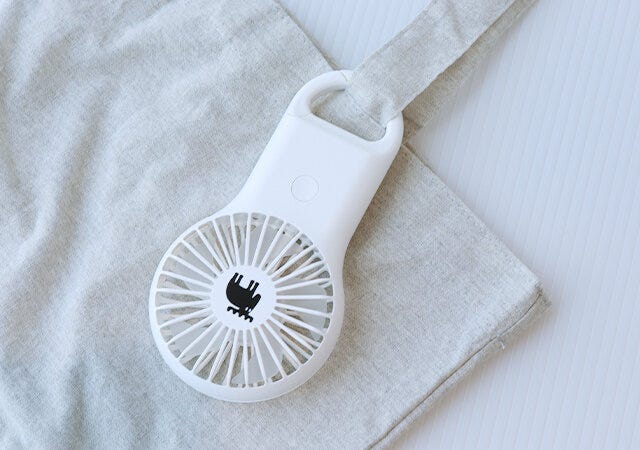 ムック本　ムック　付録　人気　おすすめ　オススメ　宝島社　宝島　レビュー　便利　優秀　当たり　最高　2023　moz　アウトドア　キャンプ　カラビナ付きハンディファン　ハンディファン　扇風機　楽　ラク　涼しい　暑さ対策　熱中症対策