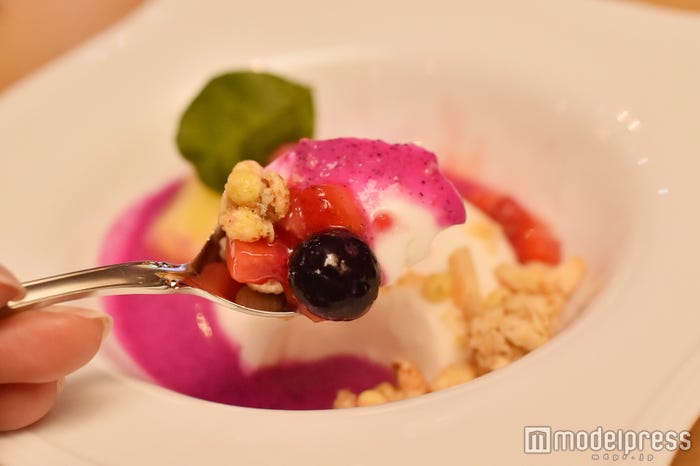 ココナッツプリン、ドラゴンフルーツとベリーのジュレ(C)モデルプレス