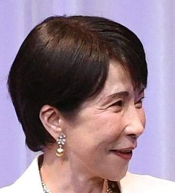 すごっ！高市首相 超豪華ネックレス付けて表彰式に現る「ジュエリードレッサー賞」を受賞 イヤリングも派手なパール 金曜午後、SNSで説明も