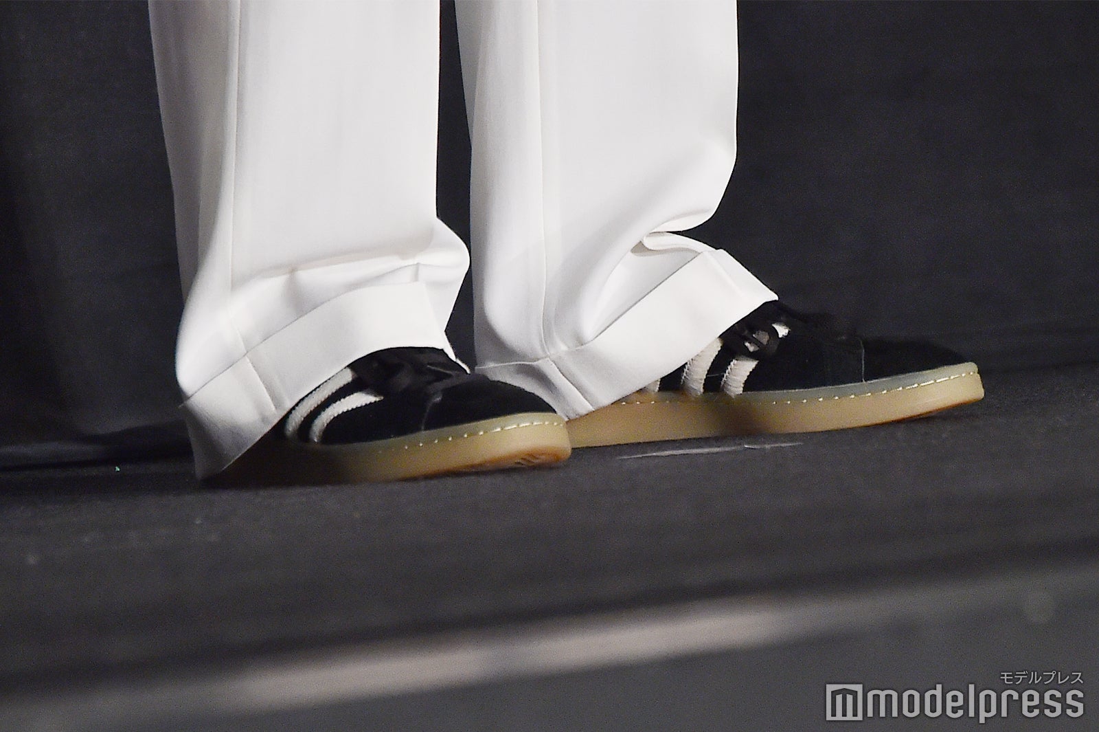 スタイリッシュなホワイトスーツにカジュアルなスニーカーで上級者おしゃれ／成田凌の足元 （C）モデルプレス