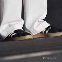 スタイリッシュなホワイトスーツにカジュアルなスニーカーで上級者おしゃれ／成田凌の足元 （C）モデルプレス