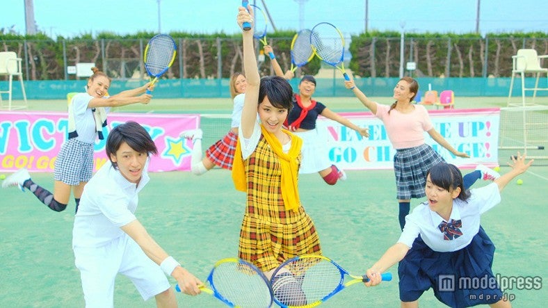 剛力彩芽、新作“ラケットダンス”公開