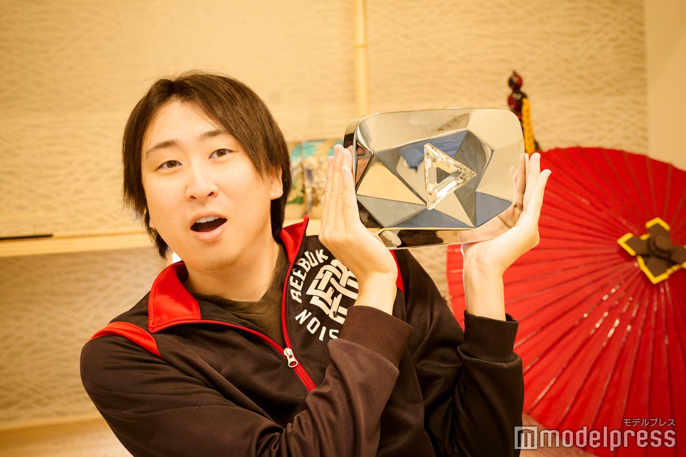 その重さも圧倒的な「ダイヤモンドの盾」(C)モデルプレス