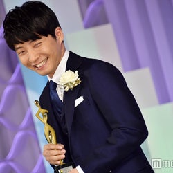 星野源、主題歌「恋」が受賞 石坂浩二に“恋ダンスの手”を褒められる<東京ドラマアウォード2017>