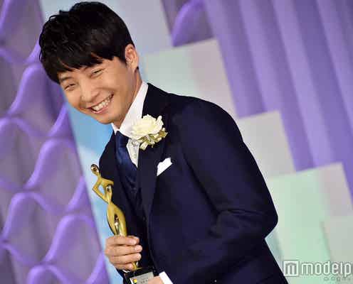 星野源、主題歌「恋」が受賞 石坂浩二に“恋ダンスの手”を褒められる<東京ドラマアウォード2017>