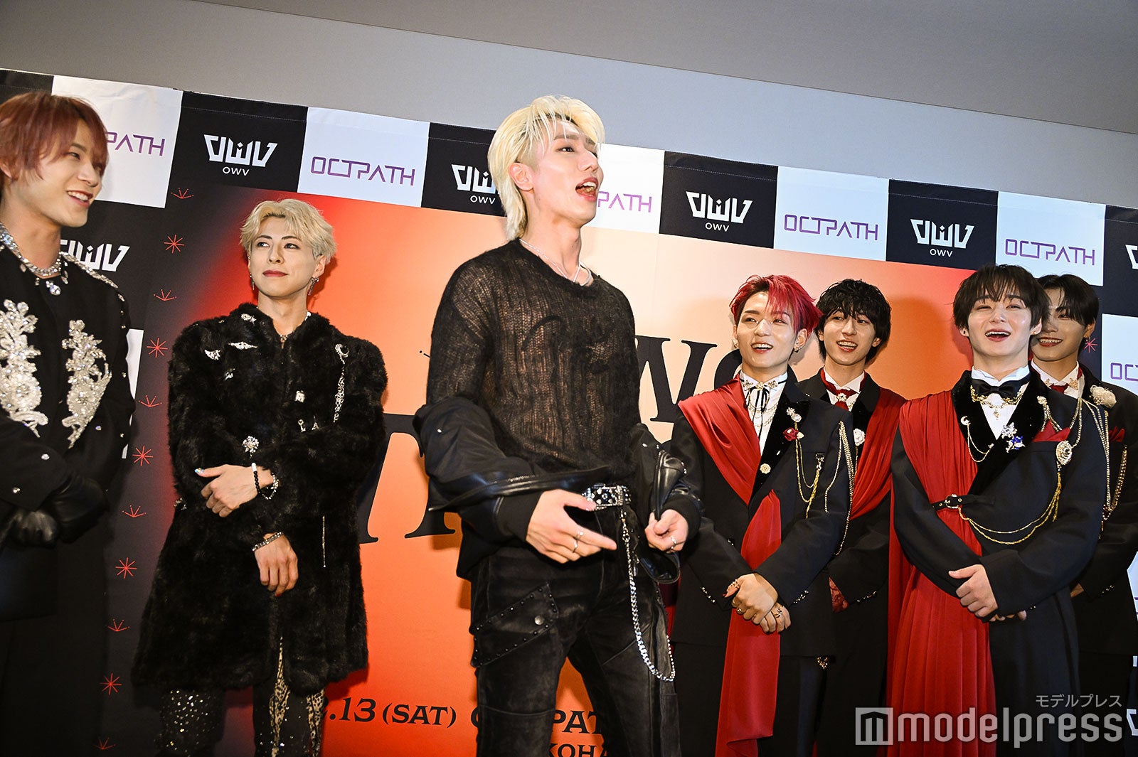 ジャケットを大胆に脱ぐ浦野秀太（C）モデルプレス