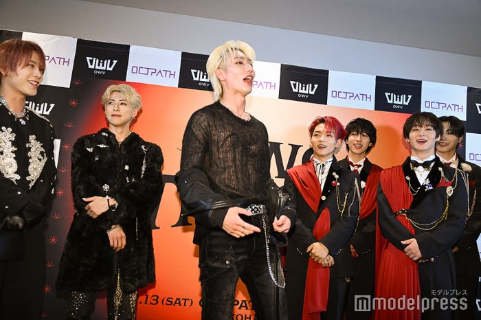 ジャケットを大胆に脱ぐ浦野秀太(C)モデルプレス