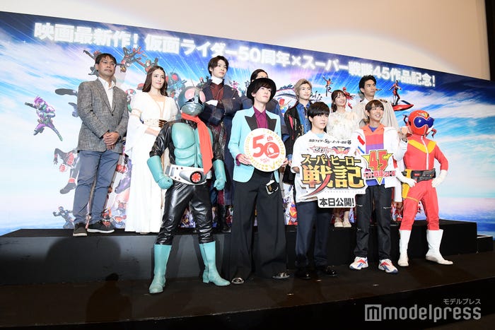 (左上から時計回りに)田崎竜太監督、知念里奈、青木瞭、山口貴也、増子敦貴、川津明日香、市川知宏、駒木根葵汰、鈴木福、内藤秀一郎(C)モデルプレス