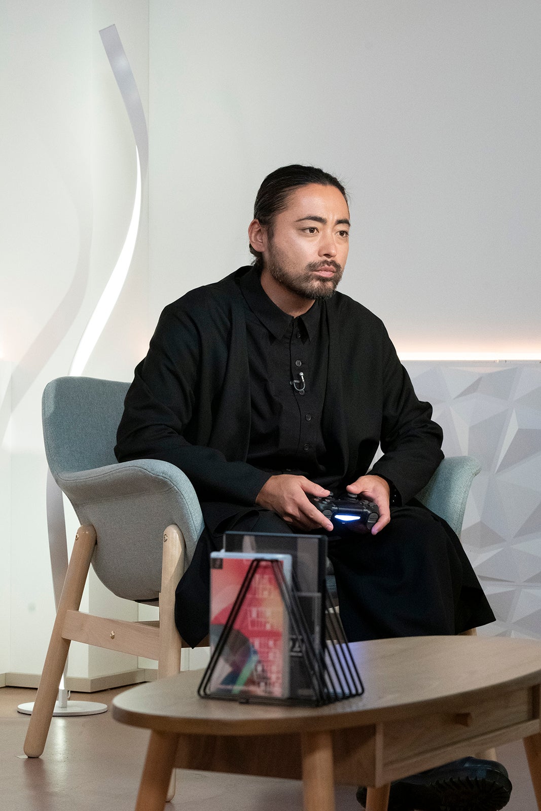 ゲームプレイを見る山田孝之 （C）NHK