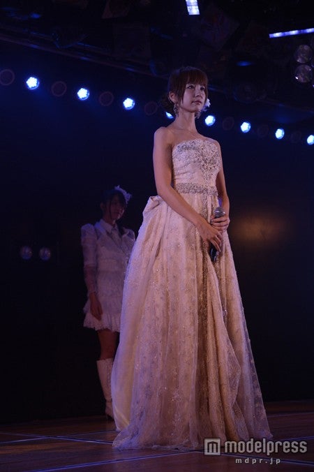 篠田麻里子が涙（C）AKS