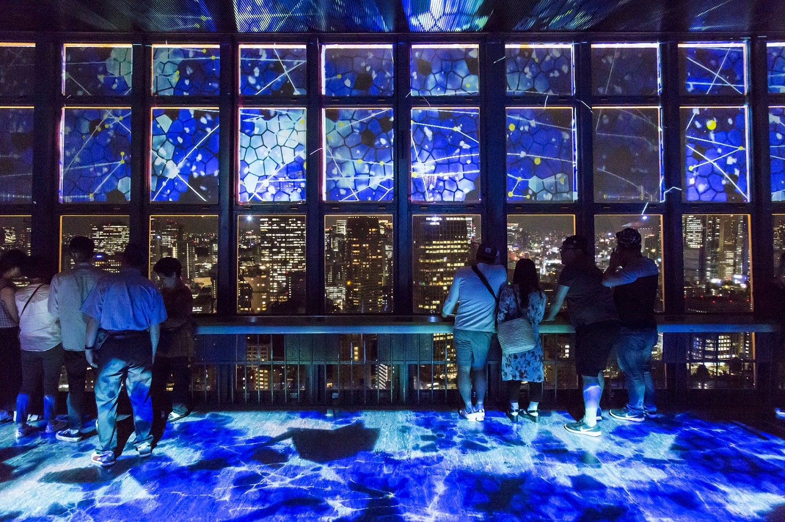 東京タワー「SUMMER LIGHT FANTASIA」開幕　花火やオーロラ、イルカも泳ぐ夏の幻想マッピング