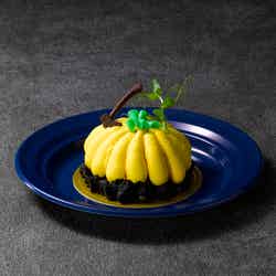 パンプキンムースケーキ ~エンゴージオ~¥900(税込み) /提供画像プレミアムパフェ ~モースモードル~ ¥2,300 (税込み)