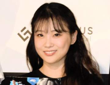 重盛さと美 オフショル×オーバーオールで沖縄ヴィラ満喫「眼福」「最高の景色」