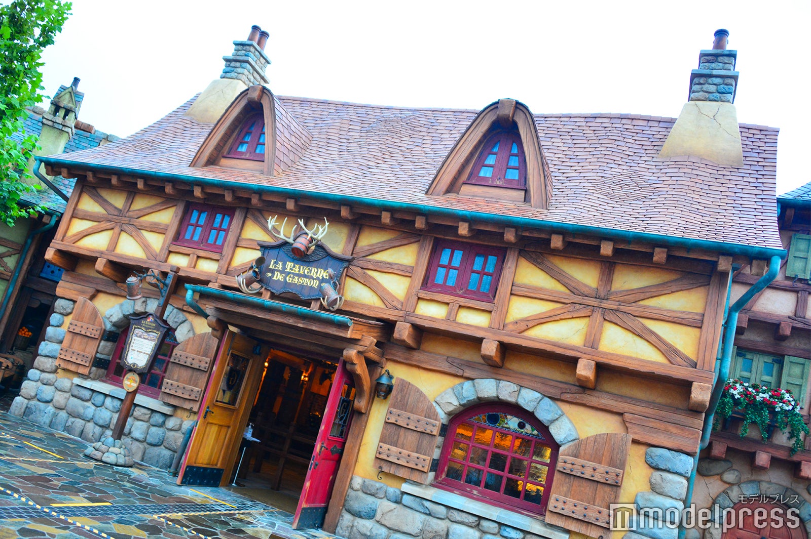 フード施設「ラ・タベルヌ・ド・ガストン」（C）モデルプレス（C）Disney