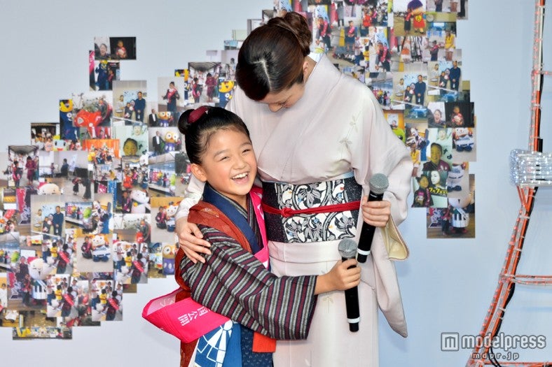 熱く抱き合う濱田ここね（左）と上戸彩（右）
