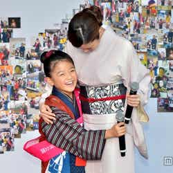 熱く抱き合う濱田ここね(左)と上戸彩(右)