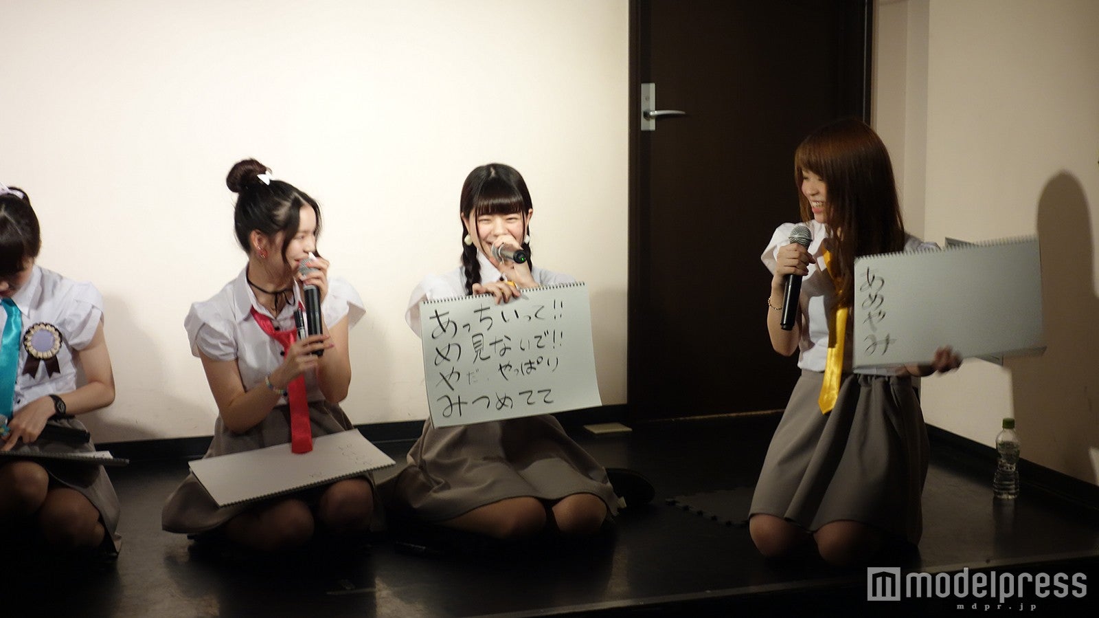 異色のオフィス系ガールズ・カプ式会社ハイパーモチベーション、“愛の告白”に会場歓声