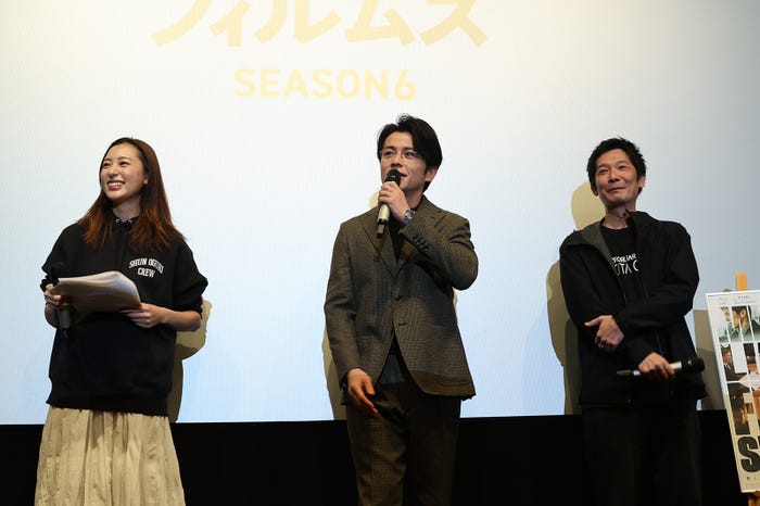 (中央)、藤森慎吾(提供写真)