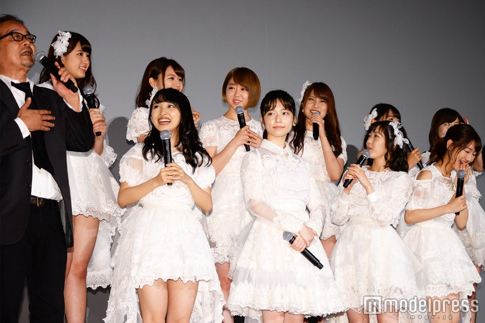 全員取材されてないことをメンバーに突っ込まれタジタジになる監督（C）モデルプレス