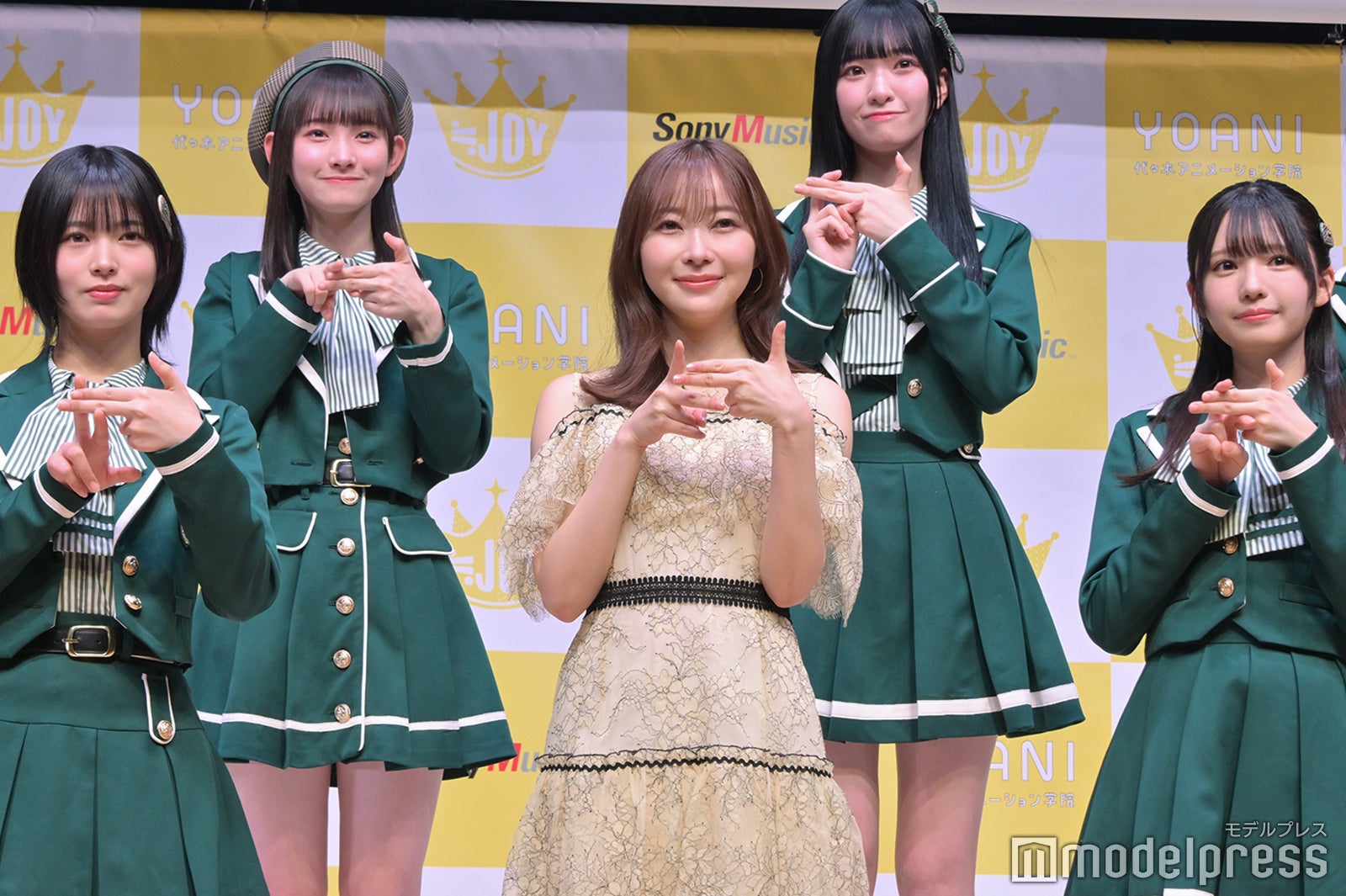 （後列左から）山野愛月、山田杏佳（前列左から）江角怜音、指原莉乃、市原愛弓（C）モデルプレス