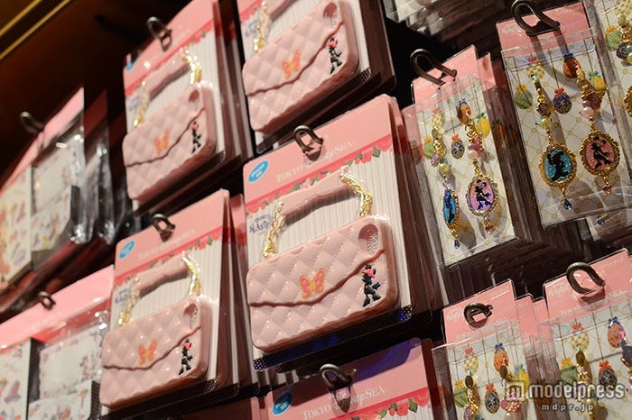 ペアストラップ¥1600、iPhoneケース¥2900/ディズニーシー