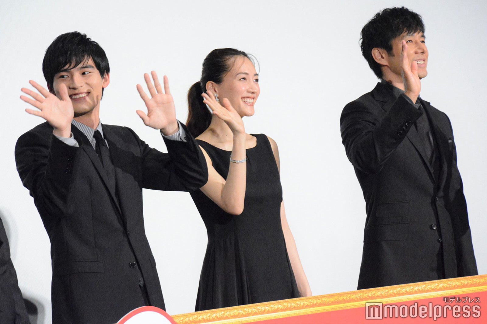 岡田健史、綾瀬はるか、西島秀俊 （C）モデルプレス