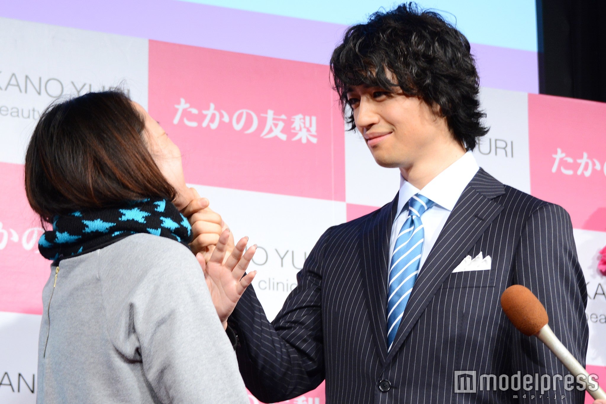 斎藤工（右）が顎クイを披露／（C）モデルプレス