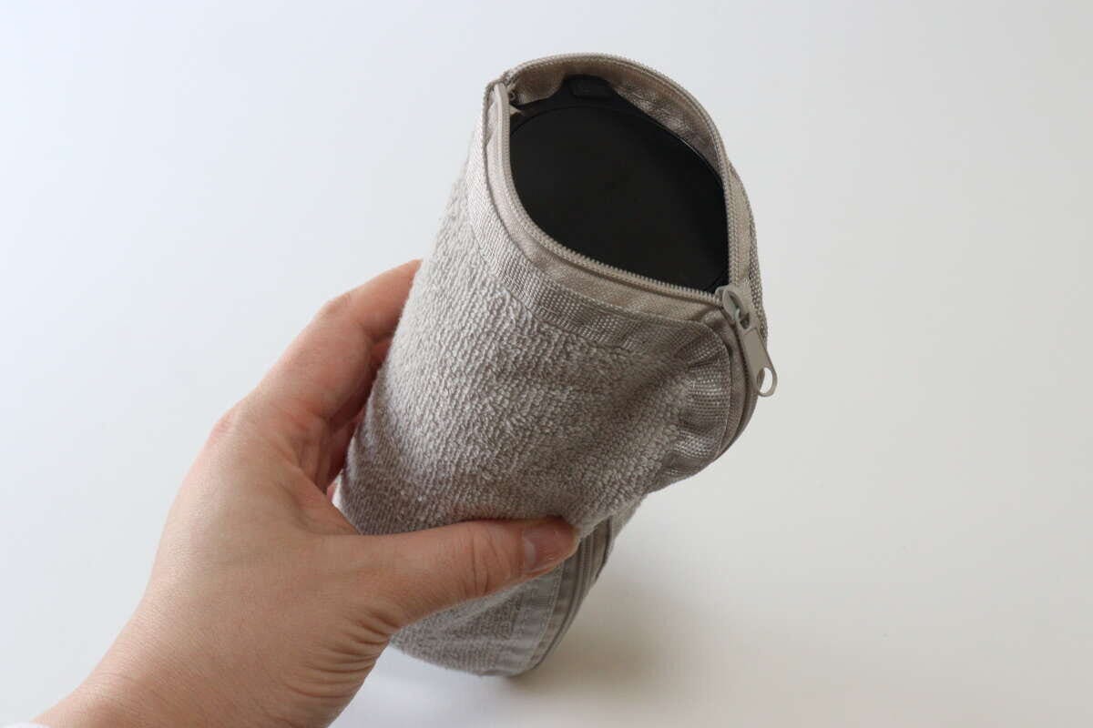 セリアのマルチに使えるタオル地ポーチ　スモーキーカラー