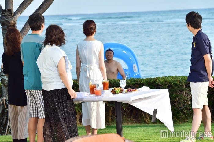 スタジオキャストが海をバックに食事を楽しむシーンからスタート、海から海パン姿の山ちゃんが登場…(C)モデルプレス