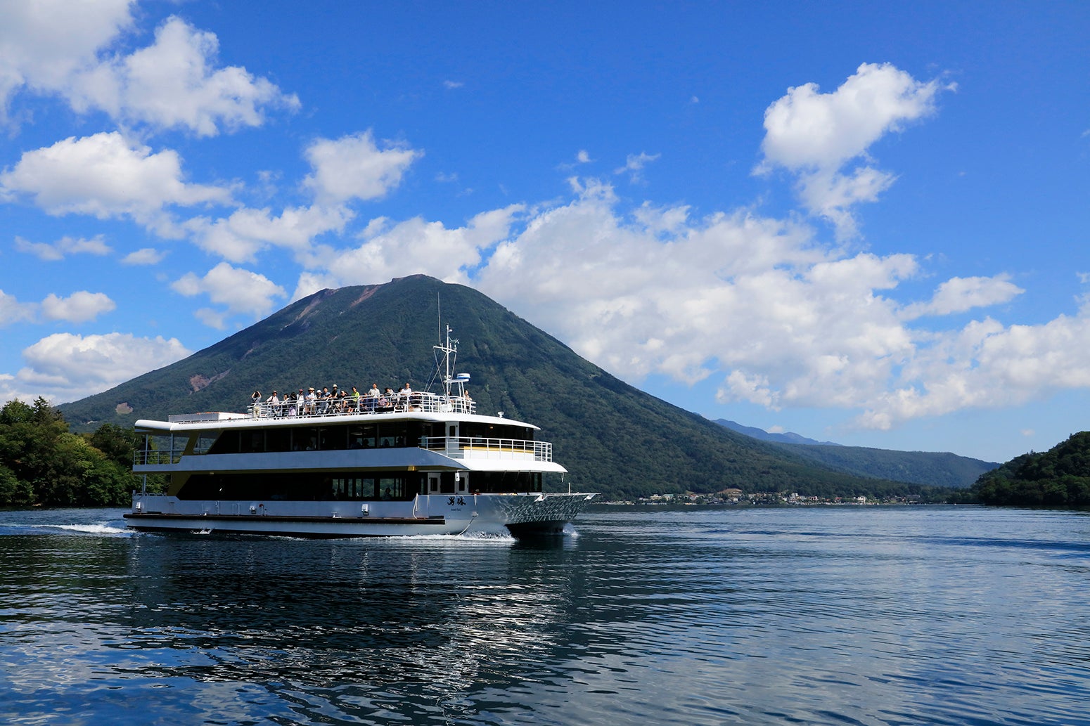男体山が間近で見れる遊覧船は観光客に人気（提供画像）