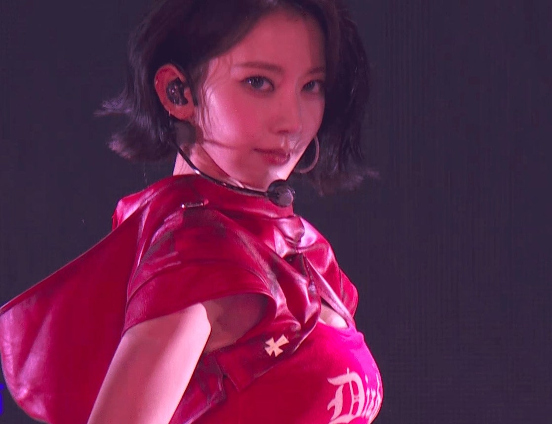 「腹筋きれい！」「ビジュ最強」LE SSERAFIM、真っ赤な大胆衣装でスゴすぎるパフォーマンス！サクラは自転車でステージを駆け巡る