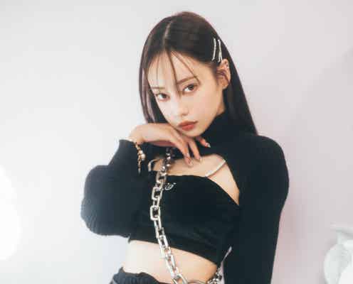 中村里砂、美ウエストに釘付け クールな眼差しにドキッ