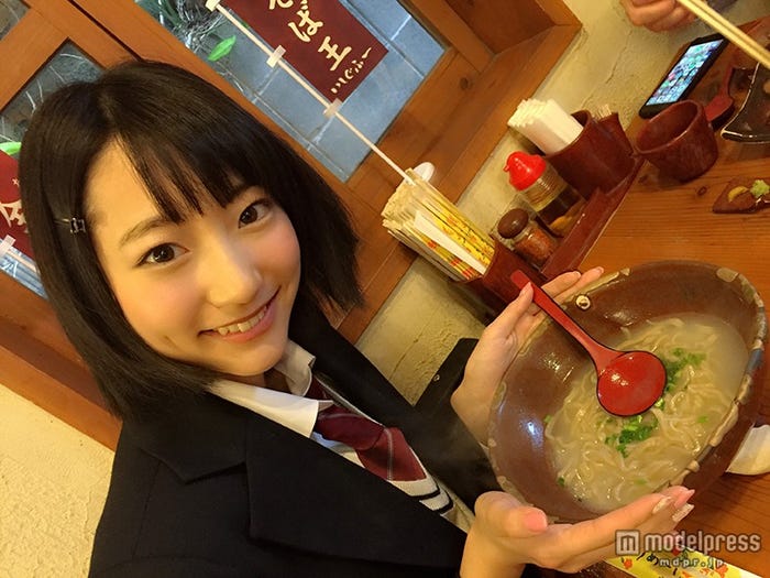 沖縄そばを堪能(画像:所属事務所提供)