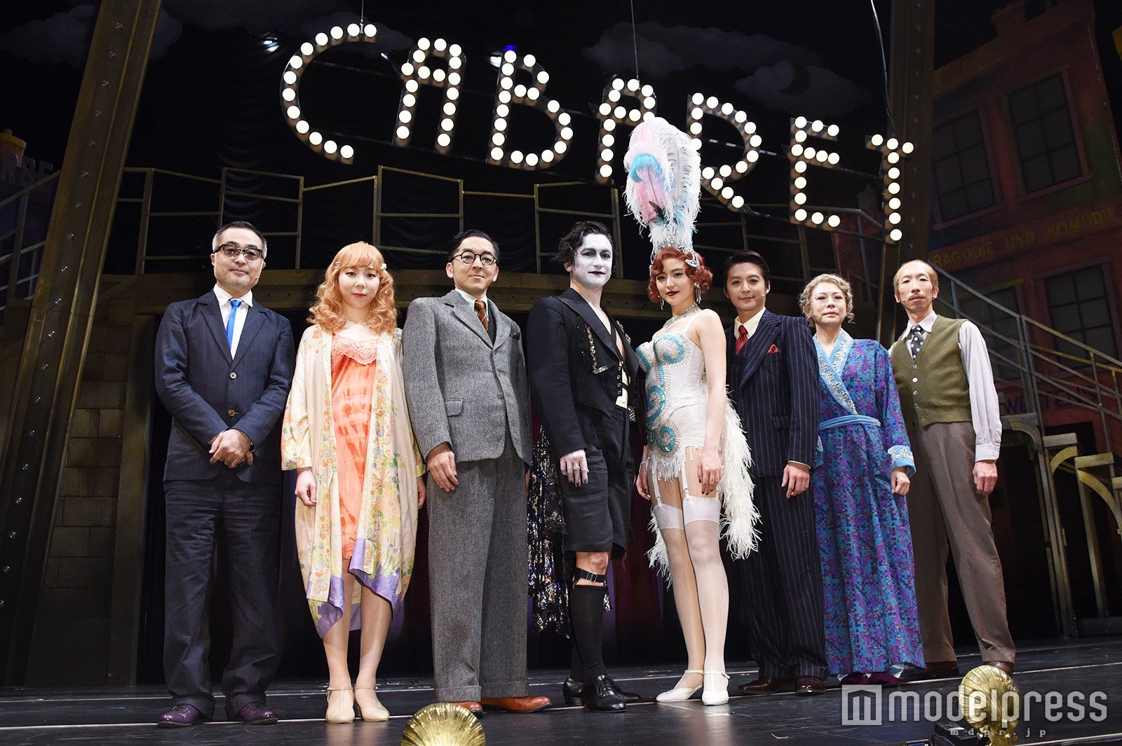 （左から）松尾スズキ（演出）、平岩紙、村杉蝉之介、石丸幹二、長澤まさみ、小池徹平、秋山菜津子、小松和重（C）モデルプレス