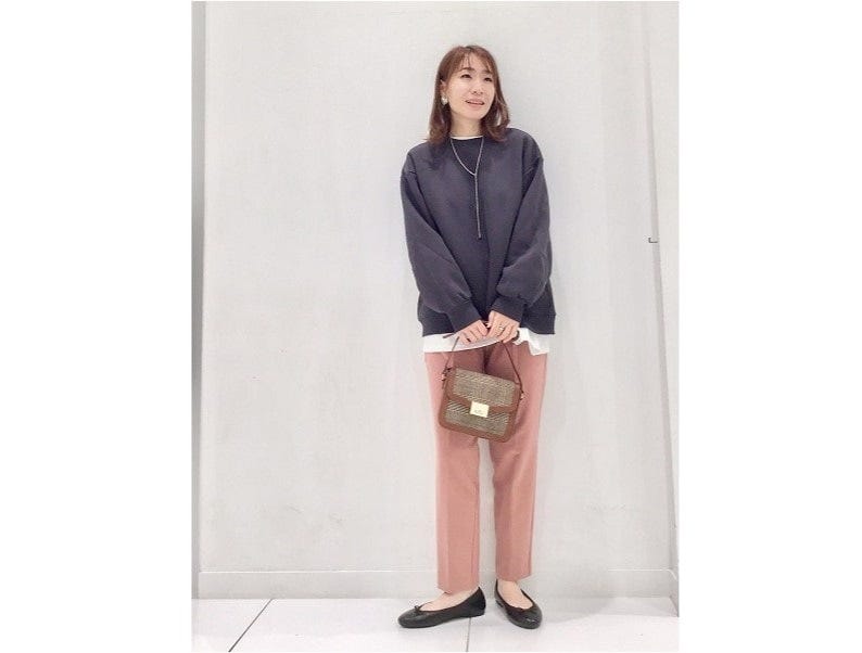 派手すぎず温かみのあるピンクのパンツは着まわしやすくて◎ 出典:StyleHint