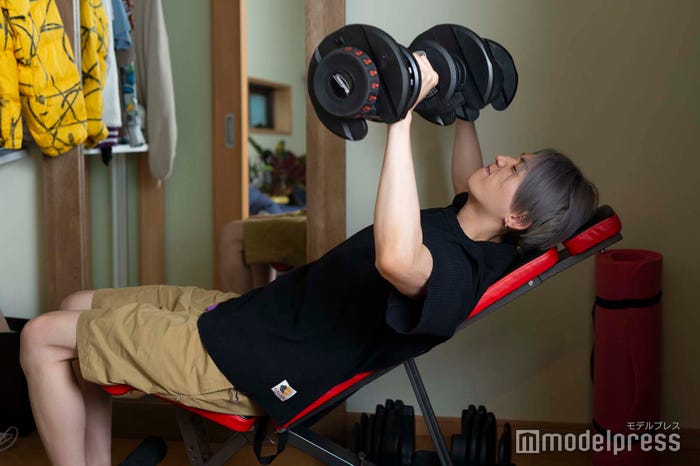 撮影中、実際にトレーニングの様子を見せてくれました!/八木勇征(C)モデルプレス