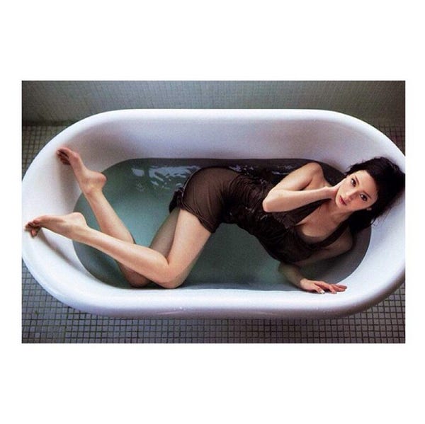 タイトワンピで浴槽に浸かる菜々緒／菜々緒Instagramより【モデルプレス】