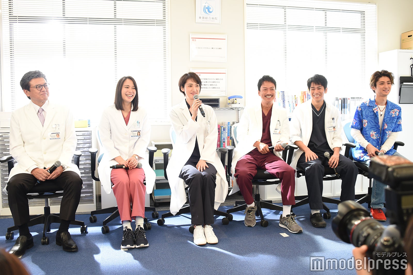 （左から）三浦友和、広瀬アリス、天海祐希、椎名桔平、永山絢斗、古川雄大（C）モデルプレス