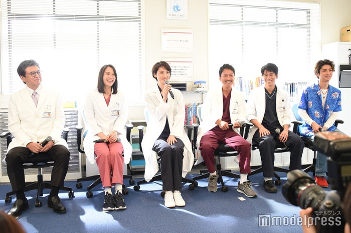 (左から)三浦友和、広瀬アリス、天海祐希、椎名桔平、永山絢斗、古川雄大(C)モデルプレス