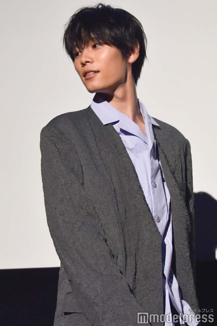 映画化決定をジェスチャーで表現する萩原利久 （C）モデルプレス