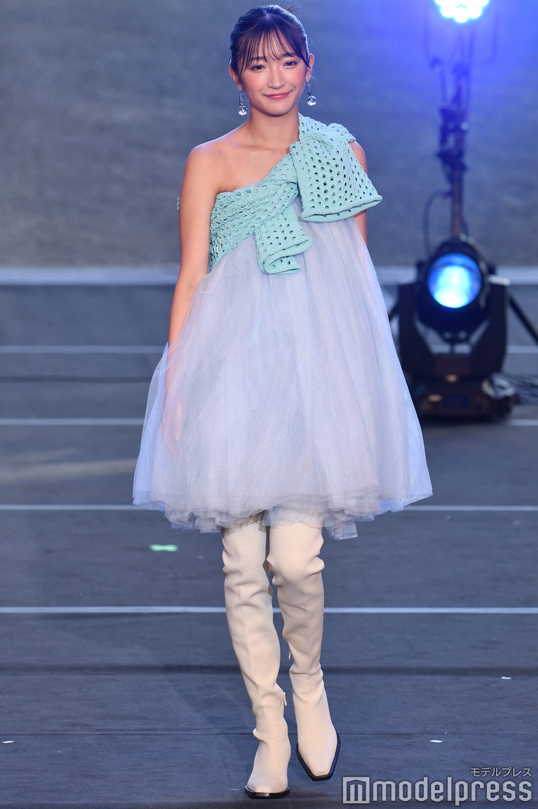 Girls2小川桜花、投げキス披露 爽やかミニドレスをワンショルで着こなし<TGC フェス 山梨 2022>