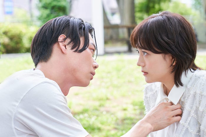 笠松将、松井愛莉/「エロい彼氏が私を魅わす」より(C)フジテレビ