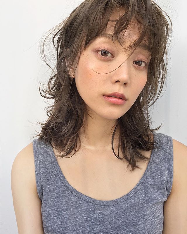 四角顔さんに似合う髪型16選 コンプレックスを解消できる長さ別ヘアカタログ モデルプレス