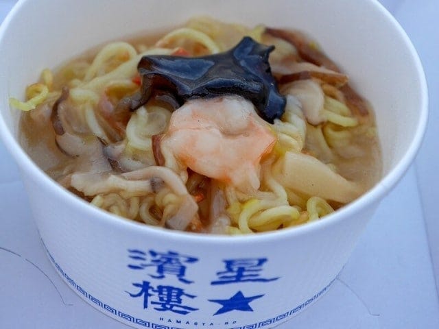 「海鮮あんかけ焼きそば(900円)」は海鮮たっぷり。しっかり焼き目のついた麺とのバランスが最高(2020年10月2日撮影)