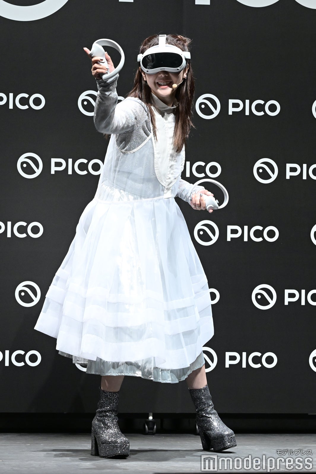 バレーボールのゲームに挑戦する峯岸みなみ （C）モデルプレス