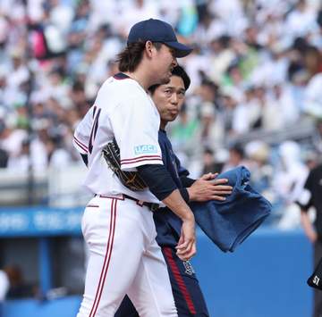 ヤクルト・高梨が緊急降板 球場ざわつく 四回に空振り三振を奪った直後、山本コーチらがマウンドへ