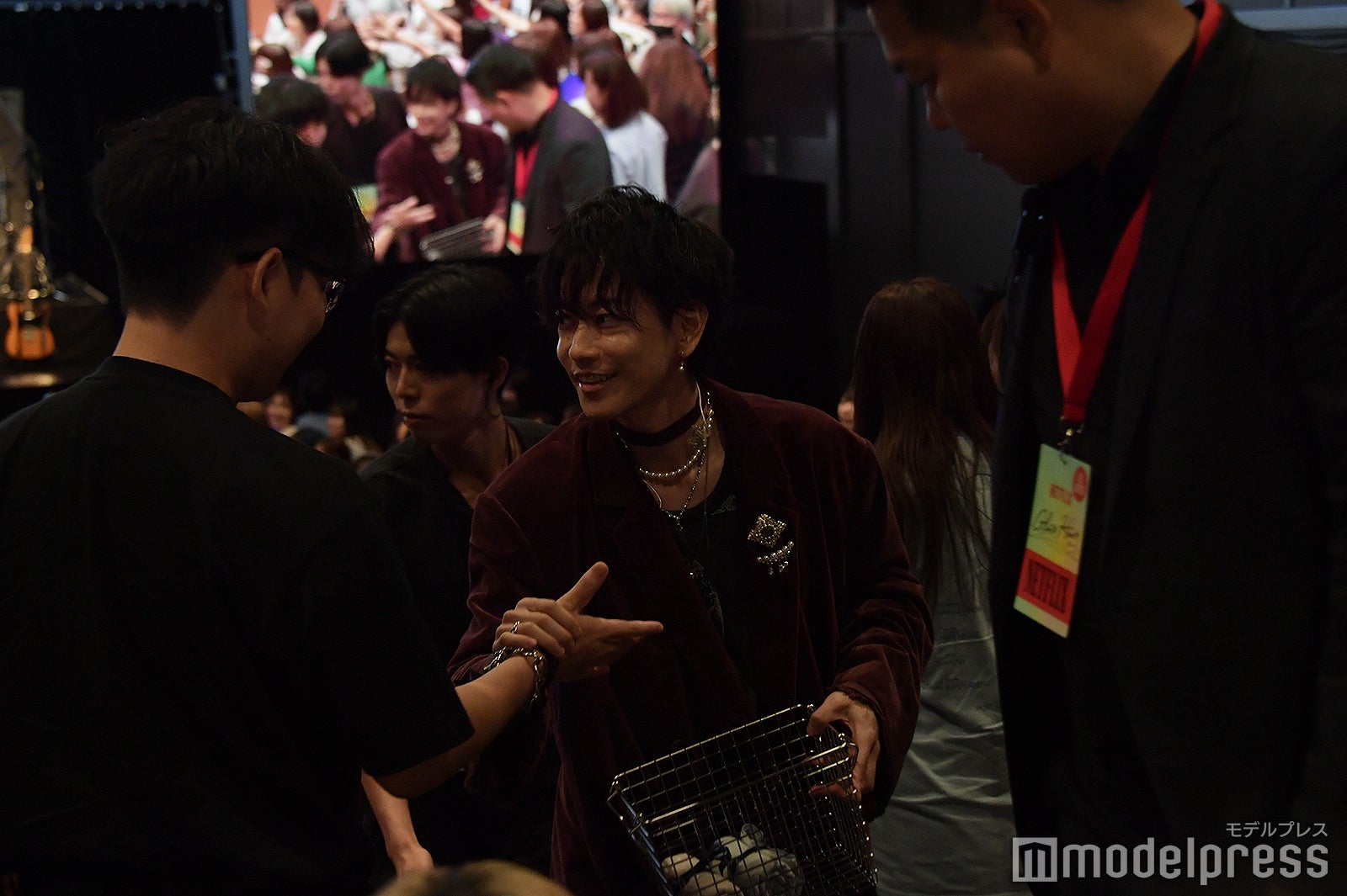 プレゼントを配りながら握手にも応じる佐藤健（C）モデルプレス