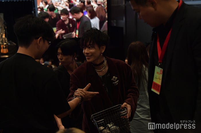 プレゼントを配りながら握手にも応じる佐藤健(C)モデルプレス